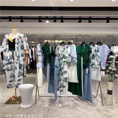 品牌折扣店經(jīng)營指南 從貨源選擇到女裝批發(fā)的成功之道
